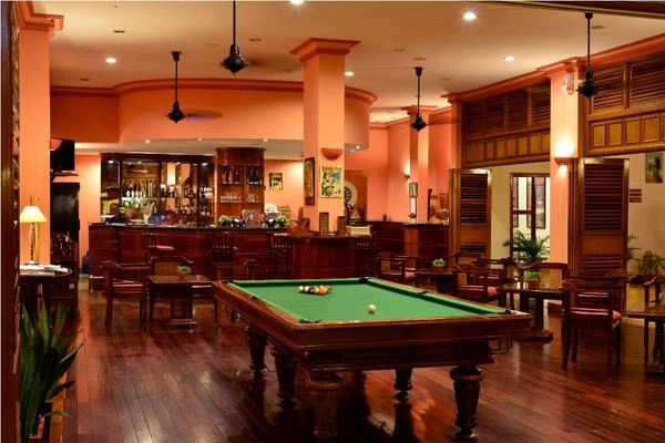 Bàn chơi bi da tại Cửu Long Bar. Ảnh: iVIVU.com Bàn chơi bi da tại Cửu Long Bar. Ảnh: iVIVU.com