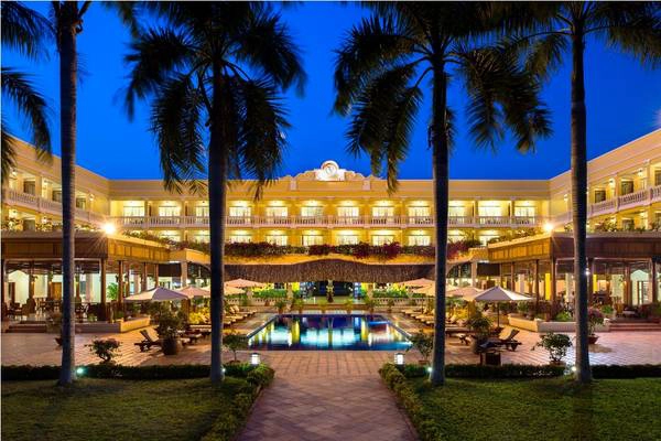 Khu nghỉ dưỡng lung linh trong đêm. Ảnh: iVIVU.com Victoria-Can-Tho-Resort-IVIVU.com-3
