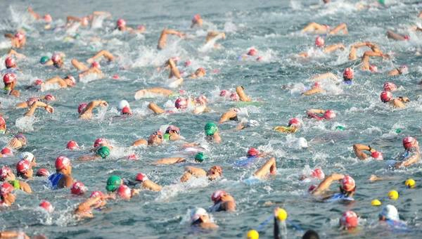 Các vận động viên tham gia phần thử thách bơi lội tại IRONMAN 70.3 Philippines. Ảnh: ironman.com