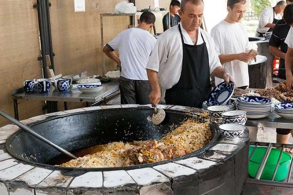 Ẩm thực ở Tashkent rất đa dạng từ Tây, Trung Đông, Tây Á, Trung Quốc... cho khách lựa chọn. Trong đó, các món Tây và Trung Quốc là dễ ăn nhất đối với người Việt Nam. Đến đây, bạn không nên bỏ qua đặc sản Plov nấu từ thịt cừu, cơm, hành và cà rốt trong chảo khổng lồ. Theo truyền thuyết, món này do đầu bếp của Alexander Đại đế sáng tạo ra - Ảnh: Ekrem Canli Ẩm thực ở Tashkent rất đa dạng từ Tây, Trung Đông, Tây Á, Trung Quốc... cho khách lựa chọn. Trong đó, các món Tây và Trung Quốc là dễ ăn nhất đối với người Việt Nam. Đến đây, bạn không nên bỏ qua đặc sản Plov nấu từ thịt cừu, cơm, hành và cà rốt trong chảo khổng lồ. Theo truyền thuyết, món này do đầu bếp của Alexander Đại đế sáng tạo ra - Ảnh: Ekrem Canli
