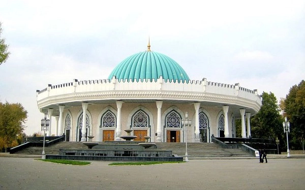 Bảo tàng Amir Timur với phần mái trông như một chiếc lều yurt của dân du mục, nơi trưng bày những hiện vật Hồi giáo của triều đại Timur và Tổng thống Islam Karimov là điểm đến không thể bỏ qua đối với những người đam mê văn hóa - lịch sử. Muốn hiểu rõ hơn, bạn nên thuê một hướng dẫn viên đi theo và đừng quên đưa thẻ sinh viên (nếu có) để được giảm giá vé vào cổng - Ảnh: wikipedia Bảo tàng Amir Timur với phần mái trông như một chiếc lều yurt của dân du mục, nơi trưng bày những hiện vật Hồi giáo của triều đại Timur và Tổng thống Islam Karimov là điểm đến không thể bỏ qua đối với những người đam mê văn hóa - lịch sử. Muốn hiểu rõ hơn, bạn nên thuê một hướng dẫn viên đi theo và đừng quên đưa thẻ sinh viên (nếu có) để được giảm giá vé vào cổng - Ảnh: wikipedia