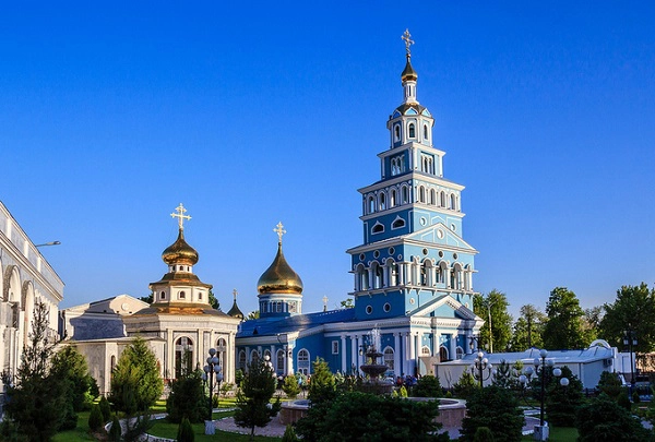 Hầu hết người Uzbekistan theo đạo Hồi nên các nhà thờ ở đất nước này rất được chú trọng đầu tư xây dựng. Nhà thờ Hồi giáo Assumption gần trạm tàu điện Tashkent là một trong những trung tâm văn hóa tín ngưỡng trọng điểm của người dân Tashkent, thu hút sự chú ý của du khách nhờ lớp sơn xanh vừa thanh vừa bắt mắt. Tuy nhiên bạn không được chụp ảnh bên trong các nhà thờ, đồng thời phải tuân thủ nghiêm ngặt một số quy định riêng nếu có ý định viếng thăm - Ảnh: Frans Sellies Hầu hết người Uzbekistan theo đạo Hồi nên các nhà thờ ở đất nước này rất được chú trọng đầu tư xây dựng. Nhà thờ Hồi giáo Assumption gần trạm tàu điện Tashkent là một trong những trung tâm văn hóa tín ngưỡng trọng điểm của người dân Tashkent, thu hút sự chú ý của du khách nhờ lớp sơn xanh vừa thanh vừa bắt mắt. Tuy nhiên bạn không được chụp ảnh bên trong các nhà thờ, đồng thời phải tuân thủ nghiêm ngặt một số quy định riêng nếu có ý định viếng thăm - Ảnh: Frans Sellies