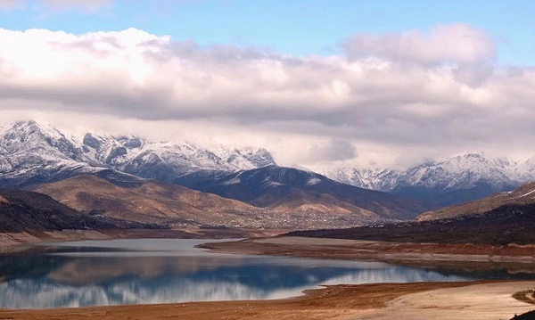 Ngoài ra, Uzbekistan cũng được thiên nhiên ưu ái. Hồ Charvak ở Bostanliq, bắc Tashkent bao bọc bởi núi Ugam (phía bắc), Pskem (phía đông) và Chatkal (phía nam) hình thành sau khi xây dựng đập đá cao 168 m của Thủy điện Charvak trên sông Chirchiq. Mỗi mùa nơi đây mang một vẻ đẹp khác nhau. Mùa hè nắng đẹp, nước hồ xanh biếc màu ngọc bích, mùa đông thì trở nên hấp dẫn nhờ dãy núi tuyết làm nền. Nhiều khách sạn trong 6 ngôi làng gần hồ gồm: Yusufhona, Burchmulla, Nanay, Chorvoq, Sidjak, Bogustan đón khách du lịch quanh năm. Ngoài ra, đây cũng là một trong những nơi lý tưởng để trải nghiệm môn thể thao dù lượn - Ảnh: Ashraf_DICE Ngoài ra, Uzbekistan cũng được thiên nhiên ưu ái. Hồ Charvak ở Bostanliq, bắc Tashkent bao bọc bởi núi Ugam (phía bắc), Pskem (phía đông) và Chatkal (phía nam) hình thành sau khi xây dựng đập đá cao 168 m của Thủy điện Charvak trên sông Chirchiq. Mỗi mùa nơi đây mang một vẻ đẹp khác nhau. Mùa hè nắng đẹp, nước hồ xanh biếc màu ngọc bích, mùa đông thì trở nên hấp dẫn nhờ dãy núi tuyết làm nền. Nhiều khách sạn trong 6 ngôi làng gần hồ gồm: Yusufhona, Burchmulla, Nanay, Chorvoq, Sidjak, Bogustan đón khách du lịch quanh năm. Ngoài ra, đây cũng là một trong những nơi lý tưởng để trải nghiệm môn thể thao dù lượn - Ảnh: Ashraf_DICE