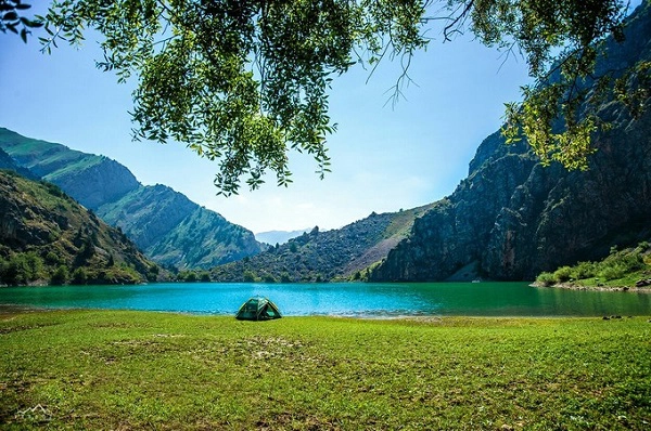 Còn nếu bạn yêu trekking hoặc cắm trại thì hồ Urungach là địa điểm không thể chê. Mùa hè cây cối xanh mát, dần chuyển sang đỏ lãng mạn vào mùa thu. Quang cảnh ban ngày hữu tình, về đêm, bạn sẽ được chiêm ngưỡng cả bầu trời đầy sao hay ngắm bình minh sau những dãy núi hùng vĩ - Ảnh: Ferooz Ibadullaev Còn nếu bạn yêu trekking hoặc cắm trại thì hồ Urungach là địa điểm không thể chê. Mùa hè cây cối xanh mát, dần chuyển sang đỏ lãng mạn vào mùa thu. Quang cảnh ban ngày hữu tình, về đêm, bạn sẽ được chiêm ngưỡng cả bầu trời đầy sao hay ngắm bình minh sau những dãy núi hùng vĩ - Ảnh: Ferooz Ibadullaev
