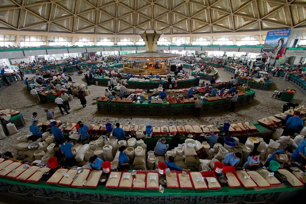Nằm gần trạm tàu điện Chorsu, chợ Chorsu Bazaar vẫn còn giữ kiểu buôn bán truyền thống hàng trăm năm nay. Đây là khu chợ lớn và lâu đời nhất vùng Trung Á, trao đổi buôn bán chủ yếu là gia vị, các sản phẩm thủ công địa phương... Đây được đánh giá là một trong những nơi nên ghé thăm nếu bạn muốn tìm hiểu văn hóa giao thương trên Con đường tơ lụa - Ảnh: dookinternational Nằm gần trạm tàu điện Chorsu, chợ Chorsu Bazaar vẫn còn giữ kiểu buôn bán truyền thống hàng trăm năm nay. Đây là khu chợ lớn và lâu đời nhất vùng Trung Á, trao đổi buôn bán chủ yếu là gia vị, các sản phẩm thủ công địa phương... Đây được đánh giá là một trong những nơi nên ghé thăm nếu bạn muốn tìm hiểu văn hóa giao thương trên Con đường tơ lụa - Ảnh: dookinternational