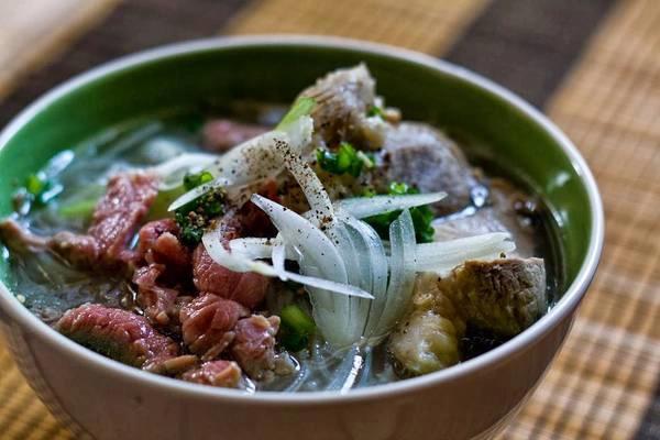 Mặc dù có nhiều quán hải sản ngon tại Nha Trang song do thói quen nên nhiều khách du lịch đến thành phố biển vào buổi sáng vẫn muốn đi tìm các quán phở để thưởng thức. Ảnh: thegioivanhoa.sunflower Mặc dù có nhiều quán hải sản ngon tại Nha Trang song do thói quen nên nhiều khách du lịch đến thành phố biển vào buổi sáng vẫn muốn đi tìm các quán phở để thưởng thức. Ảnh: thegioivanhoa.sunflower