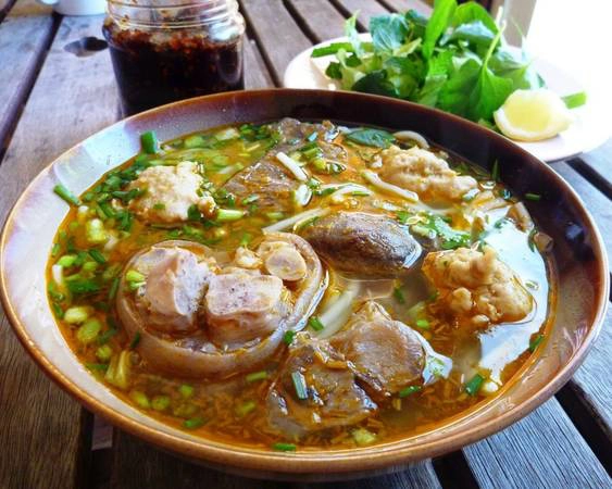 Hương vị đậm đà của tô bún bò. Ảnh: mixtourist Hương vị đậm đà của tô bún bò. Ảnh: mixtourist