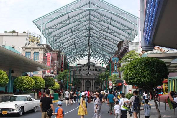 Đại lộ Hollywood được thiết kế nổi bật với mái vòm cong màu trắng. Ảnh: iVIVU.com Đại lộ Hollywood được thiết kế nổi bật với mái vòm cong màu trắng. Ảnh: iVIVU.com