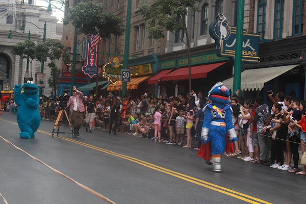 Đông đảo du khách xếp hàng xem Hollywood Dreams Parade. Đông đảo du khách xếp hàng xem Hollywood Dreams Parade.