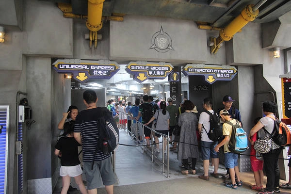 Nếu không muốn mất thời gian xếp hàng chơi trò chơi thì bạn có thể chọn tour VIP. Nếu không muốn mất thời gian xếp hàng chơi trò chơi thì bạn có thể chọn tour VIP.