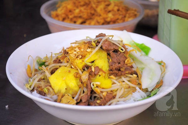 Ngoài những nguyên liệu cơ bản, bún bò ở đây còn cho thêm vài lát dứa để kích thích vị giác. Ngoài những nguyên liệu cơ bản, bún bò ở đây còn cho thêm vài lát dứa để kích thích vị giác.