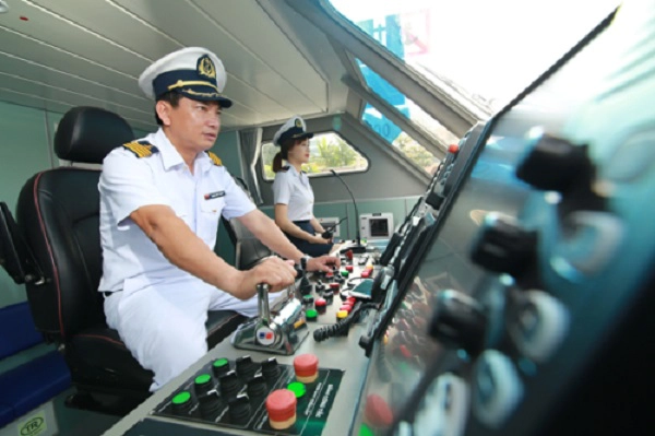 Trên tàu có hệ thống radar định vị cho thủy thủ đoàn quan sát chướng ngại vật. Trên tàu có hệ thống radar định vị cho thủy thủ đoàn quan sát chướng ngại vật.