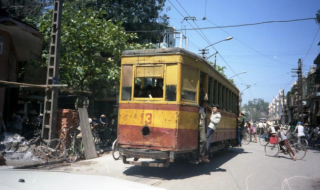 Các tuyến đường tàu điện đều tỏa ra từ bờ hồ Hoàn Kiếm tới các cửa ô, kéo dài tới tận Hà Đông. Bức hình ghi lại cảnh tàu điện chạy qua chợ Đồng Xuân sau năm 1975. Đến đầu năm 1990, những đoàn tàu điện chính thức bị khai tử. Ảnh: Tynesider.