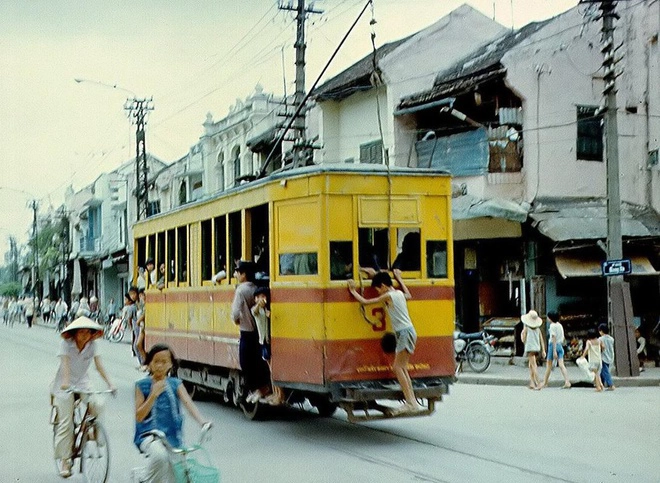 Tàu điện là phương tiện công cộng phổ biến với mọi tầng lớp người Hà Nội trong thế kỷ 20. Tháng 5/1900, người Pháp chính thức xây dựng nhà máy xe điện Hà Nội và tiến hành đặt đường ray. Tàu điện gắn bó với đất Tràng An đến cuối thế kỷ 20. Ảnh: Von Frank.