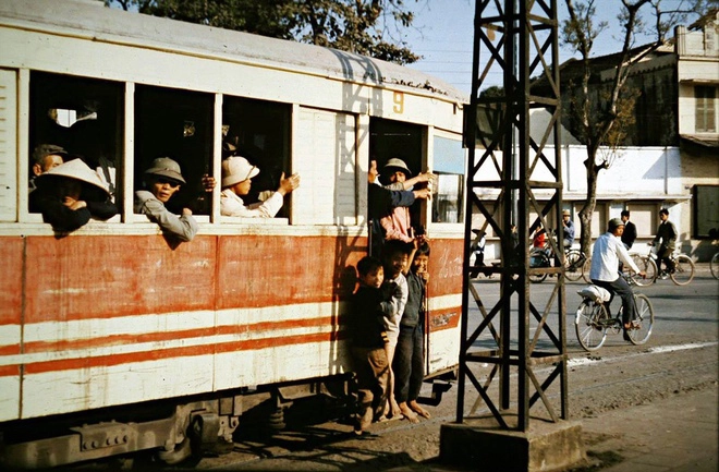 Mỗi đoàn tàu điện có hai hoặc ba toa, toa đầu có chia ra hai hạng vé gồm hạng nhất, hạng nhì. Hạng nhất có ghế đệm, ngồi ngang nhìn thẳng, hạng nhì ngồi dọc, ghế cứng. Hàng hoá chất ở dưới ghế, thúng mủng, quang gánh móc ở bên ngoài toa cuối. Ảnh: Thomas Billhardt.