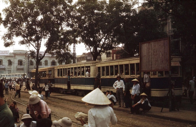 Những con đường Quán Thánh, Kim Mã, Đinh Tiên Hoàng, Nguyễn Khuyến... trước kia tàu điện từng chạy qua, ngày nay không còn bóng dáng của phương tiện độc nhất vô nhị Hà thành năm nào. Thay vào đó, đường phố được lấp đầy bởi đủ loại phương tiện giao thông từ cá nhân đến công cộng. Ảnh: Gunter Mosle.