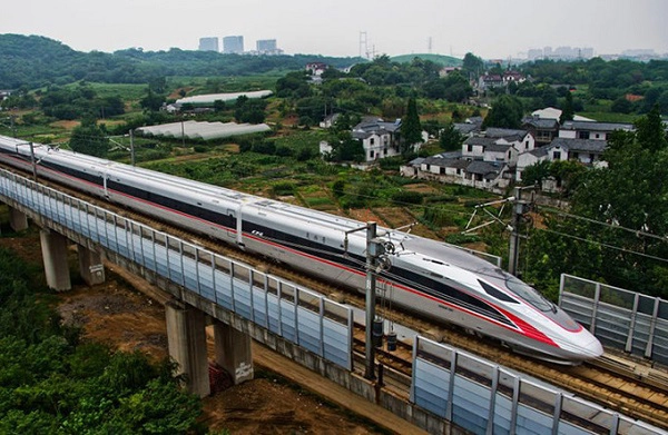 Tuyến Bắc Kinh - Thượng Hải, Trung Quốc  Năm 2017, tàu cao tốc chở khách chạy nhanh nhất thế giới bắt đầu đi vào hoạt động ở Bắc Kinh. Hành trình tàu Bắc Kinh - Thượng Hải dài 1.318 km chỉ kéo dài khoảng 4,5 tiếng. Tàu cao tốc này cũng trang bị nhiều dịch vụ cao cấp với ghế ngồi chia hạng thương gia được so sánh như hàng không. Ảnh: thatsmags.
