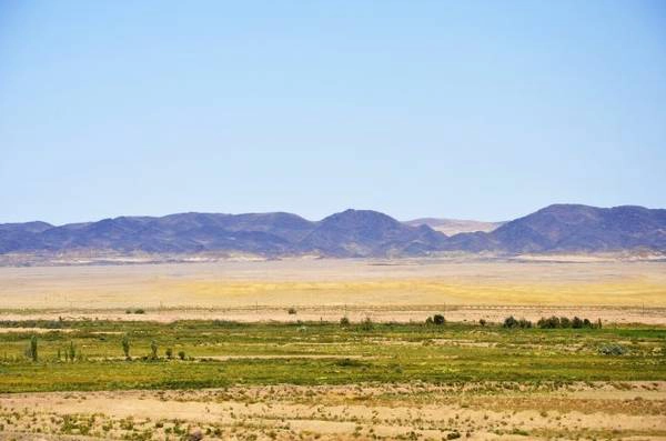 Uzbekistan: từ Urgench tới Bukhara Các chuyến tàu cao tốc ngày nay kết nối được hầu hết thành phố lớn của Uzbekistan: Tashkent, Andijan và Samarkand. Tuy vậy, hành trình từ Urgench tới Bukhara lại là tàu chậm kéo dài 12 tiếng nhưng có phong cảnh hai bên đường đẹp hút hồn. Tàu qua sa mạc Kyzylkum, du khách có thể thấy lạc đà chạy dọc tuyến đường, gặp những người phụ nữ bán trứng luộc, dưa chua ở các trạm dừng, những ngôi mộ đá hay rất nhiều đền thờ bị bỏ hoang phủ đầy cát.