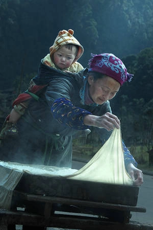 Làm đậu phụ, món ăn đơn giản thường ngày vẫn được làm trong ngày xuân. Làm đậu phụ, món ăn đơn giản thường ngày vẫn được làm trong ngày xuân.