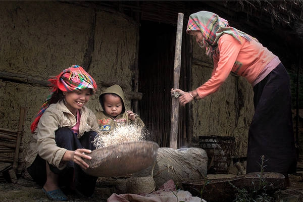 Tuy cuộc sống còn nhiều khó khăn và vất vả nhưng các thành viên trong gia đình ở Lai Châu này không hề mất đi nụ cười hạnh phúc Tuy cuộc sống còn nhiều khó khăn và vất vả nhưng các thành viên trong gia đình ở Lai Châu này không hề mất đi nụ cười hạnh phúc