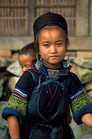 Cô bé H'mong cùng với em trai nhỏ ở làng Tavan, phía đông Sapa