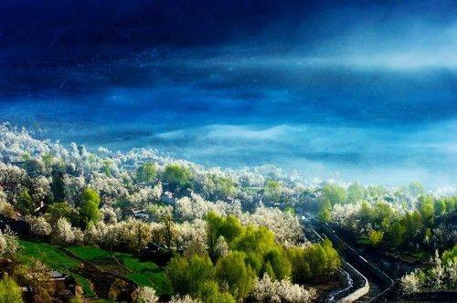 Được mệnh danh là "Vườn Trời trong lòng núi sâu Tây Tạng", nơi đây vừa có núi cao thung lũng sâu, vừa có sông nước mênh mông, rừng xanh rậm rạp, thảo nguyên bao la, vừa có sông tuyết, lại có suối nước nóng. Được mệnh danh là "Vườn Trời trong lòng núi sâu Tây Tạng", nơi đây vừa có núi cao thung lũng sâu, vừa có sông nước mênh mông, rừng xanh rậm rạp, thảo nguyên bao la, vừa có sông tuyết, lại có suối nước nóng.