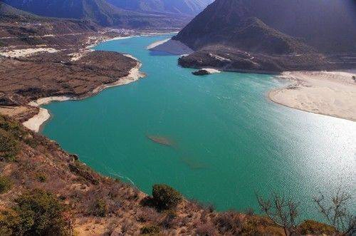 Nằm ở vùng núi cao phía Đông Tây Tạng, thuộc vùng thung lũng giữa trung du sông Yalu Tsangpo và dãy Himalaya, có độ cao 3.700m so với mực nước biển, địa hình phức tạp, quang cảnh thiên nhiên vô cùng hấp dẫn. Nằm ở vùng núi cao phía Đông Tây Tạng, thuộc vùng thung lũng giữa trung du sông Yalu Tsangpo và dãy Himalaya, có độ cao 3.700m so với mực nước biển, địa hình phức tạp, quang cảnh thiên nhiên vô cùng hấp dẫn.
