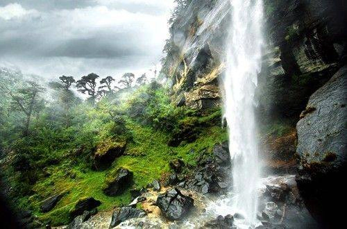 Huyện làng nơi này là điểm duy nhất ở Trung Quốc đến nay vẫn chưa thông xe. Tên làng trong ngôn ngữ Tây Tạng có nghĩa là "Con đập rộn ràng hoa tươi". Nơi đây tỷ lệ phủ xanh lên tới 80%, tập trung các khu vực rừng nguyên sinh chính của Tây Tạng. Huyện làng nơi này là điểm duy nhất ở Trung Quốc đến nay vẫn chưa thông xe. Tên làng trong ngôn ngữ Tây Tạng có nghĩa là "Con đập rộn ràng hoa tươi". Nơi đây tỷ lệ phủ xanh lên tới 80%, tập trung các khu vực rừng nguyên sinh chính của Tây Tạng.