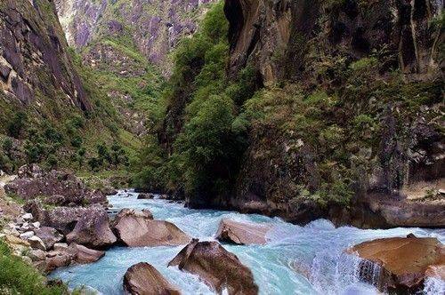 Nằm ở phía đông nam, là nơi giao thoa giữa dãy núi Himalaya và các mạch núi cắt ngang, địa thế Bắc cao Nam thấp, sông ngòi chi chít, lượng mưa lớn. Nằm ở phía đông nam, là nơi giao thoa giữa dãy núi Himalaya và các mạch núi cắt ngang, địa thế Bắc cao Nam thấp, sông ngòi chi chít, lượng mưa lớn.