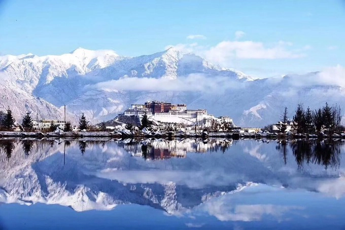 Cung điện Potala  Nằm ở phía tây bắc thành phố Lhasa, cung điện mùa đông Potala nằm trong danh sách những nơi phải đến ở Tây Tạng. Được xây dựng vào năm 637, nơi này từng là cung điện hoàng gia của vua Songtsan Gampo. Tới năm 1645, Lozang Gyatso, Đức Đạt Lai Lạt Ma thứ năm cho xây dựng lại Potala và sống ở đây. Ảnh: Tibetan Review.