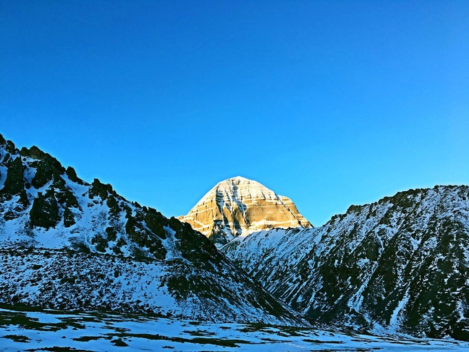 Núi Kailash  Nằm xa về phía tây của Tây Tạng, Kailash được nhiều người Tây Tạng coi là ngọn núi linh thiêng nhất. Với độ cao gần 6.700 m, nơi này phủ tuyết quanh năm, nổi bật giữa khung cảnh hùng vĩ của dãy Himalaya. Dù ngọn núi rất đẹp và đầy thử thách với các nhà leo núi, không ai được phép chinh phục nó. Ảnh: Tibet Discovery.