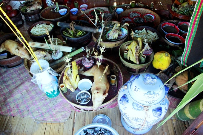 Món đồ không thể thiếu trong việc làm nghi lễ là tâng họt - loại hoa làm từ tre và các tấm dèng (thổ cẩm). Nhà nào cũng muốn đem những lễ vật quý nhất để cúng thần linh.