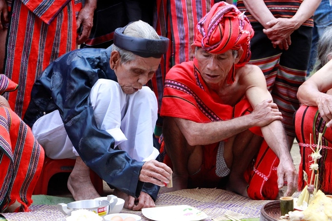 Già làng là người đại diện cho các dòng họ trong bản tiến hành lễ cúng Giàng. Họ sẽ xin xăm thỉnh thần linh cho năm mới mùa màng bội thu.