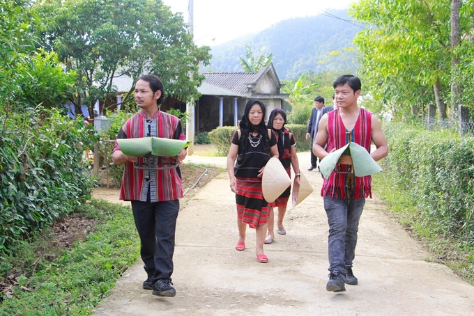 Sau khi cúng tại nhà, người dân mang lễ vật lên khu vực nhà moòng để dâng lên thần linh. Phong tục này đã được lưu truyền qua nhiều thế hệ và vẫn còn giữ nguyên bản sắc.