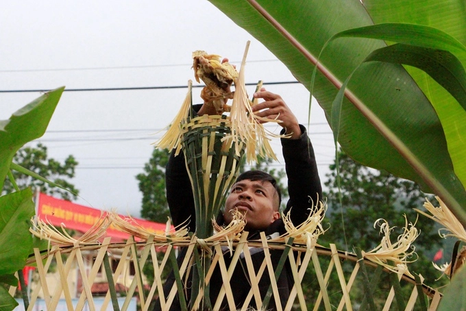 Nhà nào dù nghèo khó thì trong mâm cúng ít nhất phải có con gà.