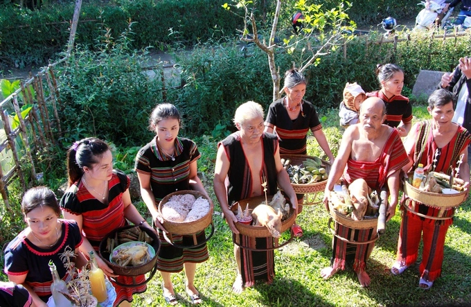 Đại diện các dòng họ trong làng A Năm chờ đến lượt mang lễ vật vào.
