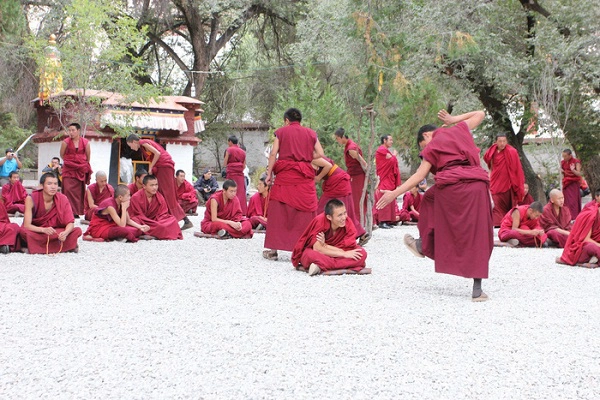 Tranh biện ở tu viện Sera, Lhasa Tranh biện ở tu viện Sera, Lhasa