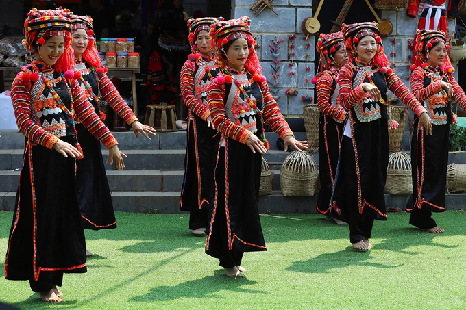 Tết mùa mưa được người Hà Nhì tổ chức trong 4 ngày, đồng thời là 4 ngày kiêng kỵ. Mọi người trong gia đình không được đi làm mà chỉ vui chơi và cùng nhau ăn uống, múa hát vui vẻ. Đây cũng chính là thời gian nghỉ ngơi, lấy lại sức lao động sau một năm làm lụng vất vả. Tết mùa mưa được người Hà Nhì tổ chức trong 4 ngày, đồng thời là 4 ngày kiêng kỵ. Mọi người trong gia đình không được đi làm mà chỉ vui chơi và cùng nhau ăn uống, múa hát vui vẻ. Đây cũng chính là thời gian nghỉ ngơi, lấy lại sức lao động sau một năm làm lụng vất vả.