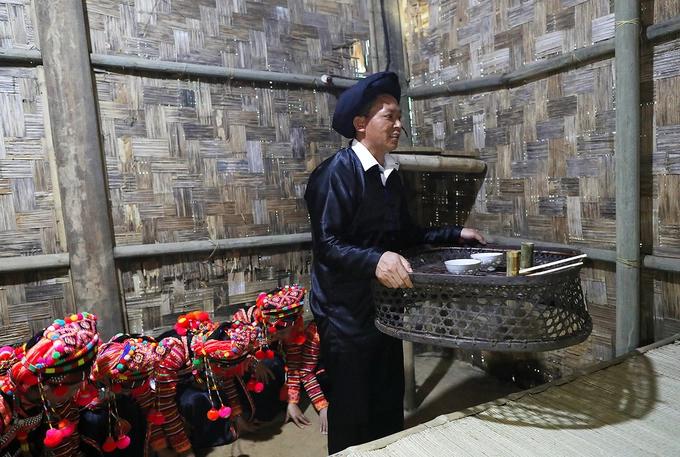 Lễ cúng được thực hiện ngoài cửa và trong nhà, nơi có ban thờ tổ tiên, để cầu mưa thuận gió hòa, mùa màng bội thu; lợn, trâu, gà sinh sôi đầy đàn và con cháu được khỏe mạnh. Lễ cúng được thực hiện ngoài cửa và trong nhà, nơi có ban thờ tổ tiên, để cầu mưa thuận gió hòa, mùa màng bội thu; lợn, trâu, gà sinh sôi đầy đàn và con cháu được khỏe mạnh.