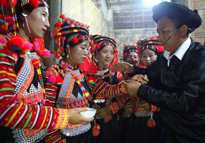 Cúng xong chủ lễ mang tất cả lễ vật vào nhà, để cạnh bàn thờ, sau đó cho các thành viên trong nhà cùng uống bát nước trắng. Từng người uống nước đồng nghĩa với việc hồn của họ đã trở về. Sau đó gia chủ trả lại trang sức, quần áo, vật dụng cho từng người. Cúng xong chủ lễ mang tất cả lễ vật vào nhà, để cạnh bàn thờ, sau đó cho các thành viên trong nhà cùng uống bát nước trắng. Từng người uống nước đồng nghĩa với việc hồn của họ đã trở về. Sau đó gia chủ trả lại trang sức, quần áo, vật dụng cho từng người.
