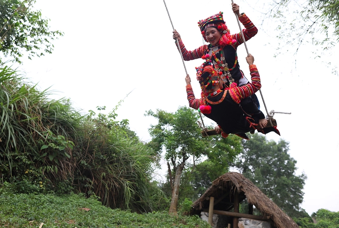 Trong ngày này, hai cây đu được dựng lên. Cây đu trong nhà cho trẻ nhỏ, còn người lớn cùng nhau chơi cây đu ở khu đất giữa bản. Trong ngày này, hai cây đu được dựng lên. Cây đu trong nhà cho trẻ nhỏ, còn người lớn cùng nhau chơi cây đu ở khu đất giữa bản.