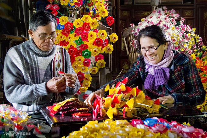 Một gia đình nghệ nhân làm hoa giấy cho vụ Tết.  Mỗi cành hoa giấy Thanh Tiên gồm có hoa lan, huệ, hồng, cúc, dã quỳ và tường vi. Điểm chót của cành hoa giấy Thanh Tiên là lá lúa, tượng trưng cho nghề làm nông đặc trưng tại địa phương. Vào dịp Tết Nguyên đán, người dân địa phương hạ hoa giấy cũ xuống, đốt đi và sau đó thay thế hoa giấy mới.