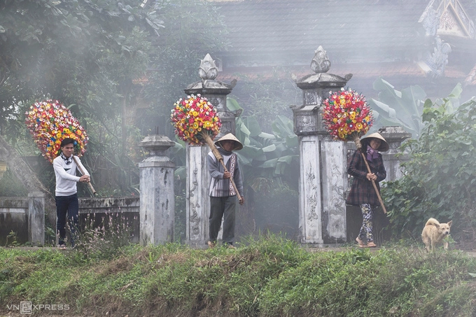 Người dân vác những cây hoa giấy ra chợ lúc sáng sớm.  Nhiếp ảnh gia Nguyễn Văn Trực (Huế) chia sẻ, qua bộ ảnh anh mong muốn giới thiệu một nét văn hoá tại địa phương, đồng thời mong muốn nghề truyền thống này được nhân rộng và lưu giữ.