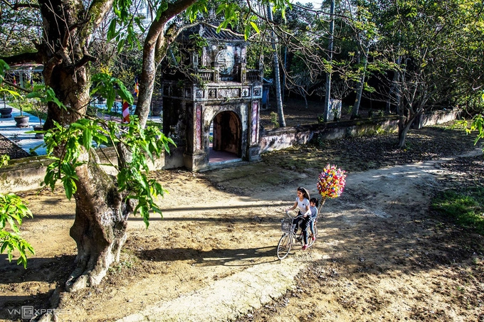 Sản phẩm hoa giấy làng Thanh Tiên chuyên cung cấp cho người dân Huế để trang trí bàn thờ Trang Ông, Trang Bà, ông Táo trong nhà hoặc đình, miếu vào dịp Tết.