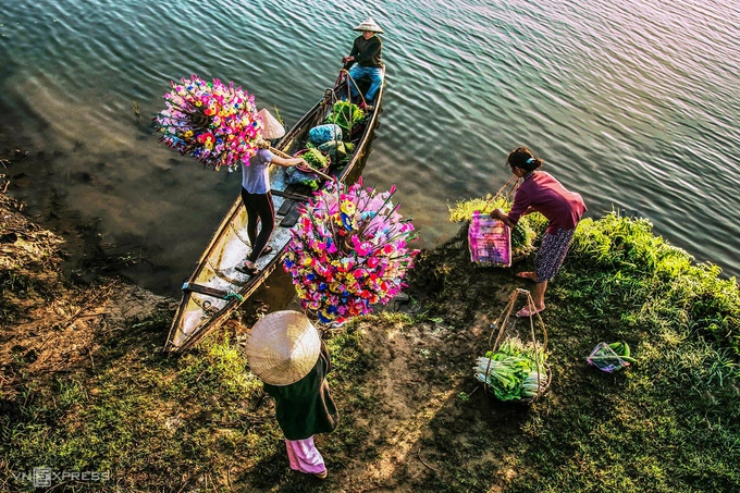 Người Huế gọi nơi này là bến đò ngang bởi khách lên đò chỉ qua lại giữa Bao Vinh với làng Tiên Nộn, làng Sình hay làng Thanh Tiên ở bên kia sông.