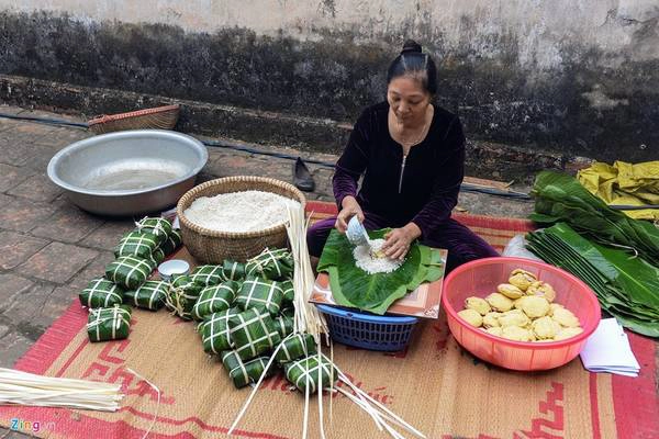 Bước vào một trong những ngôi đình đẹp nhất xứ Đoài, hình ảnh gói bánh chưng với lá dong, đỗ xanh, thịt mỡ, gạo nếp như nhắc Tết đang đến rất gần.