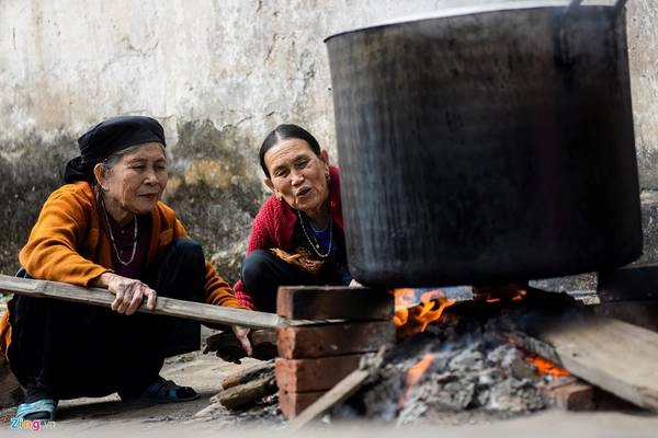 Sau khi gói xong, bánh được luộc trong vòng 12 tiếng. Nồi bánh luôn cần người túc trực để thêm củi, nước.