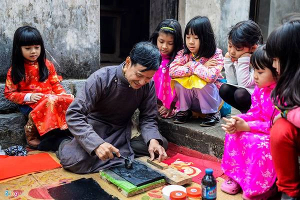 Phía bên trái ngôi đình, nghệ nhân Nguyễn Đức Hòa vẽ tranh Kim Hoàng - một dòng tranh dân gian phát triển khá mạnh từ thế kỷ 18 đến thế kỷ 19 của làng Kim Hoàng (Hoài Đức, Hà Nội). Tranh Kim Hoàng in trên nền giấy đỏ, giấy hồng điều, hoặc giấy vàng tàu.