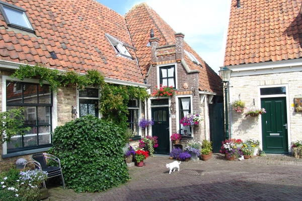 Một góc phố với những căn nhà truyền thống ở Oosterend - Ảnh: panoramio Một góc phố với những căn nhà truyền thống ở Oosterend - Ảnh: panoramio