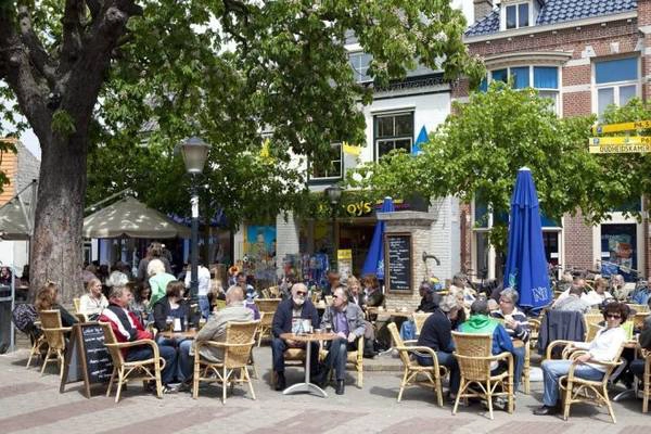 Quán xá tấp nập ở Den Burg - Ảnh: texel.net Quán xá tấp nập ở Den Burg - Ảnh: texel.net